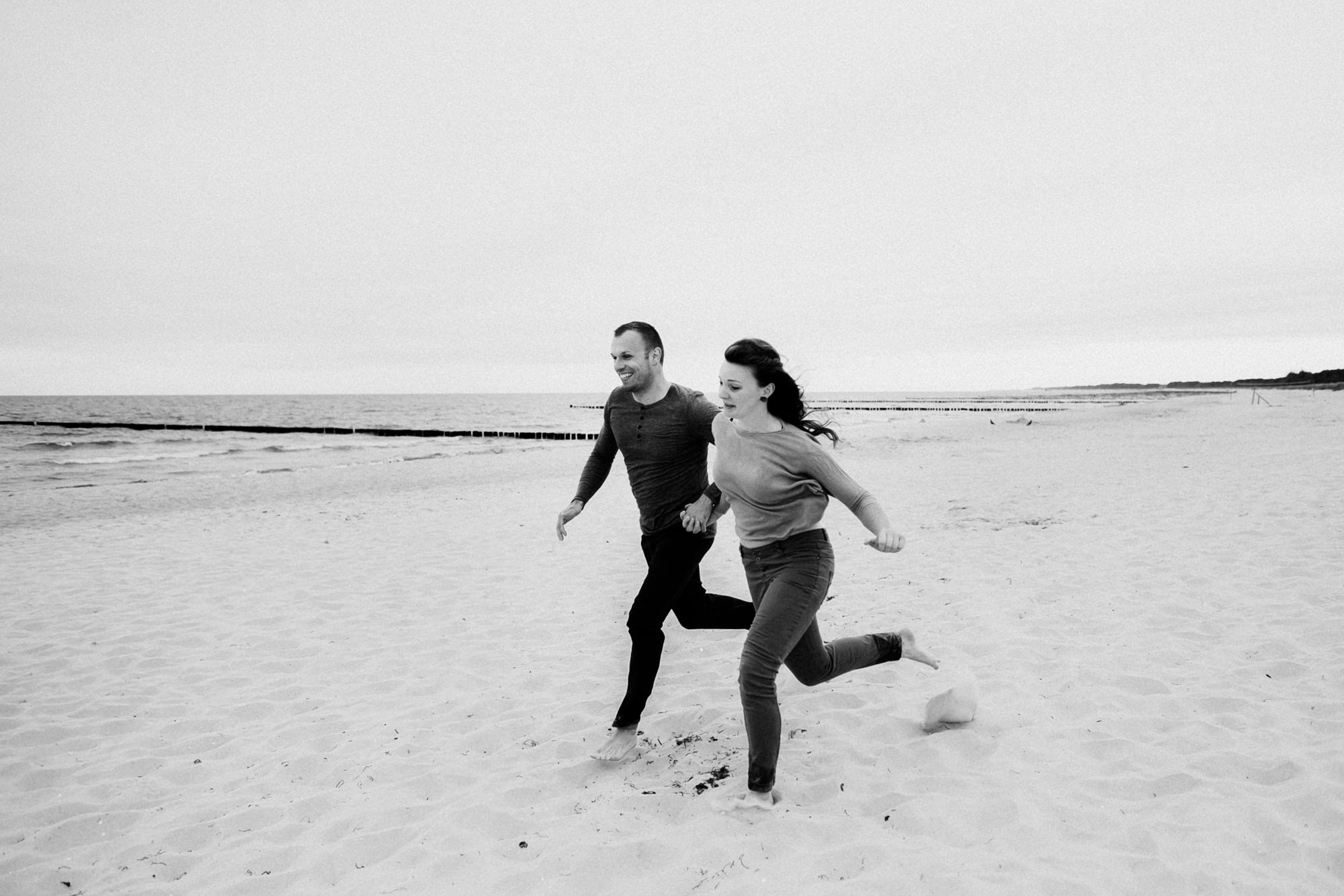 gefühlvolle Paarfotografie an der Ostsee - Bucht ein Paarshooting auf dem Darß