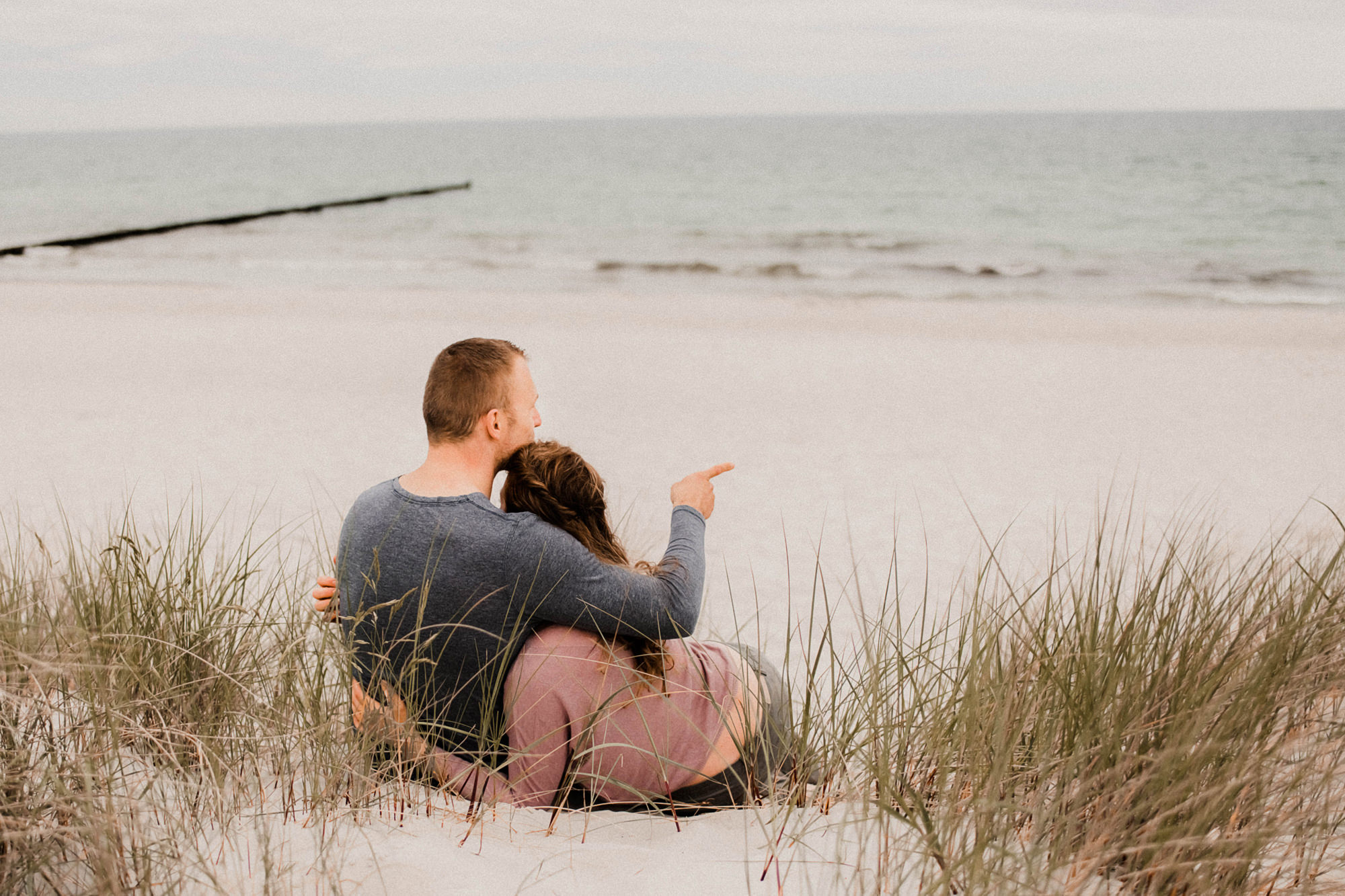 gefühlvolle Paarfotografie an der Ostsee - Bucht ein Paarshooting auf dem Darß