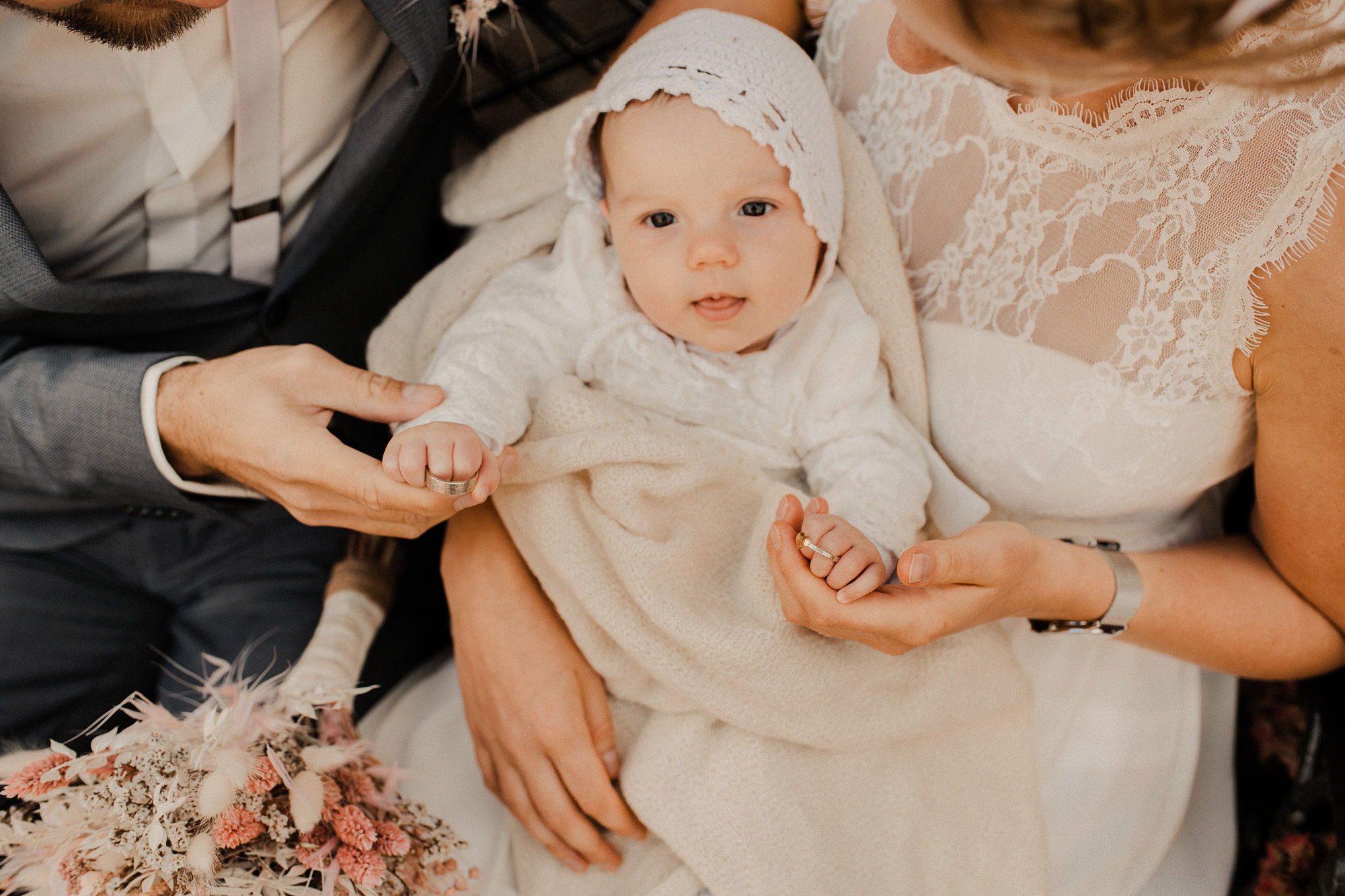Ringfoto - Hochzeit - Rügen - Ostsee - Hochzeitsfotograf - Elopement - Hände - Ringe - Babyhände 